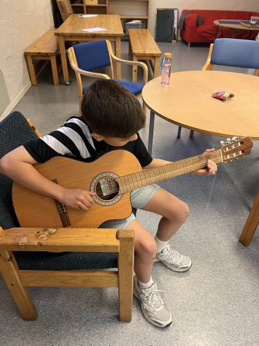 Kan man spille gitar med kun to strenger? Ingen problem for Davi, gitaristen i klassen vår.